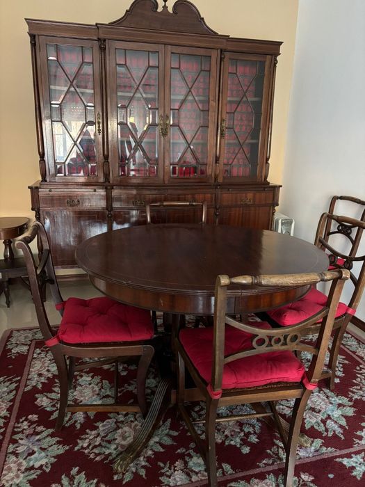 Conjunto de mesa e cadeiras