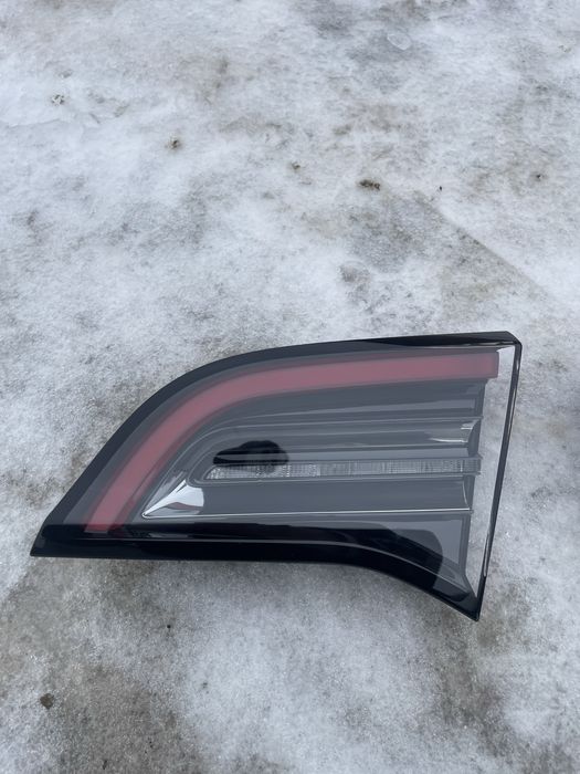 Фонарі Tesla Model 3