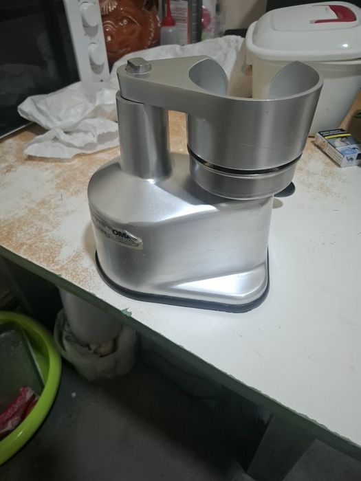 Máquina de picar industrial,  Maquina de hambúrgueres e uma mesa de talho