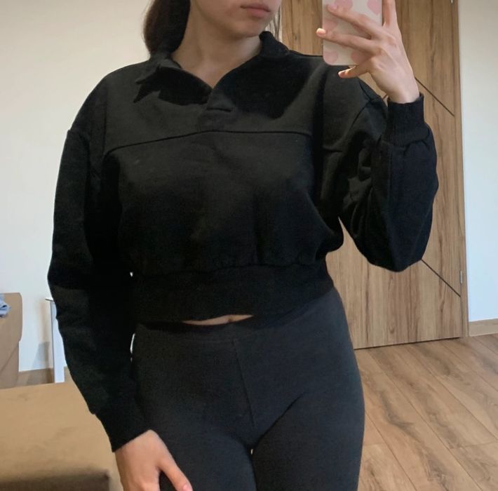 elegancki crop top z długim rękawem i kołnierzem