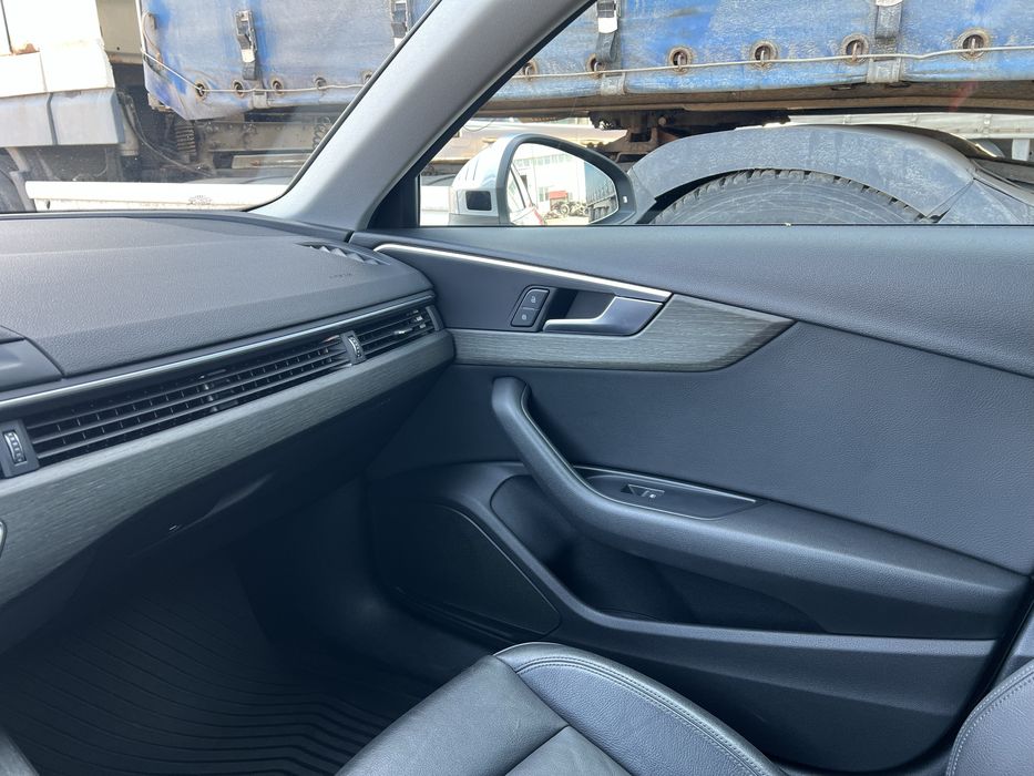 Автомобіль AUDI A4B9