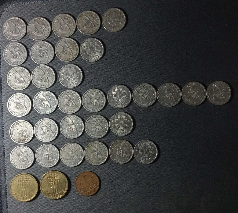 Lote de 35 Moedas Antigas Portuguesas (2$50, 10 Escudos e 20 Centavos 1945)