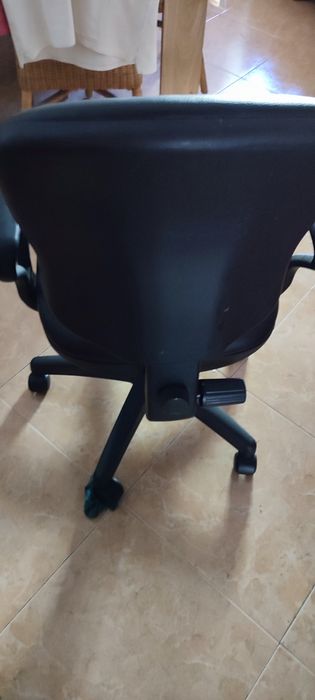 Mesas metal, cadeira preta