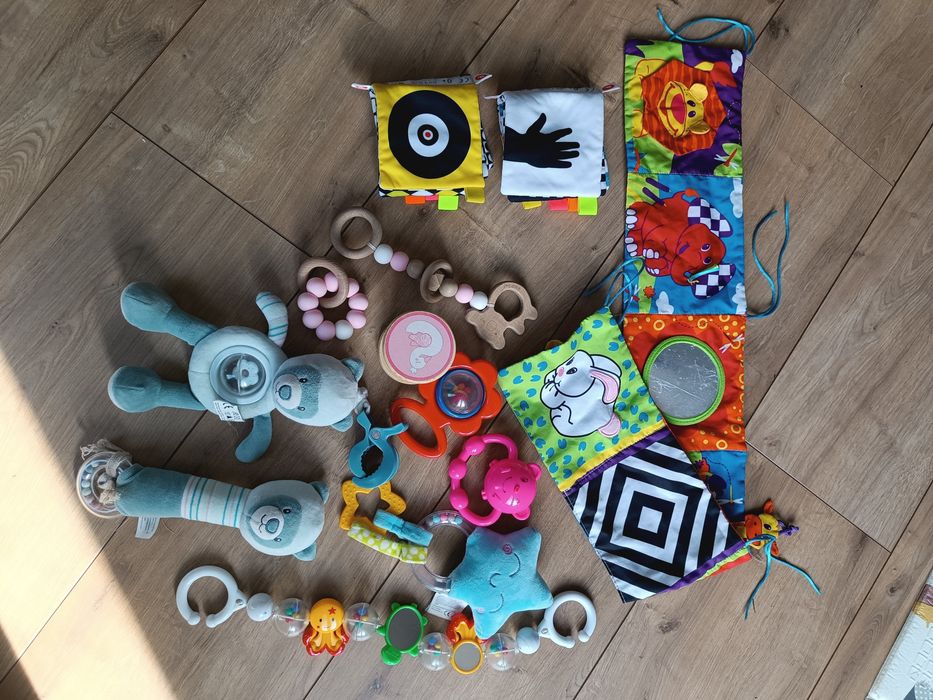 Zestaw zabawek dla maluszka ( kontrastowe, grzechotki)