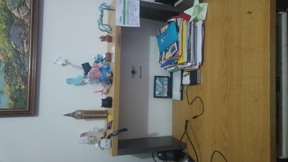 parteleiras de madeira,80x55x15. A cinza e mais pequena com 50x49x13