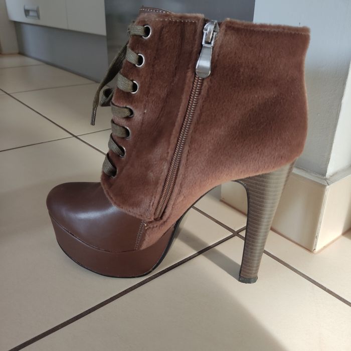 Damskie buty na obcasie + gratis druga para butów