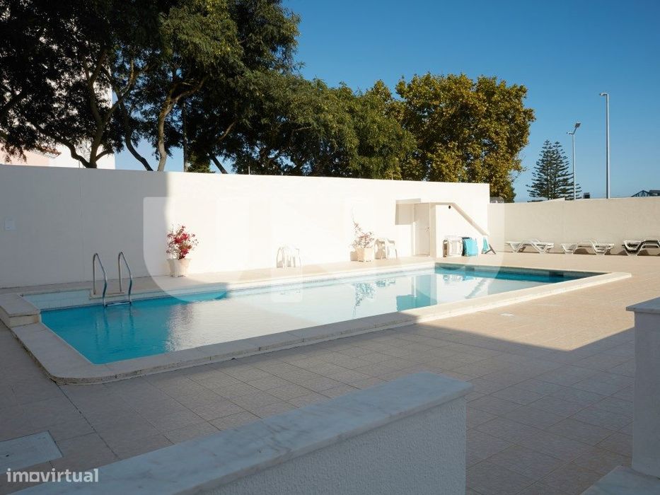 Apartamento T2, remodelado, em condomínio com piscina.