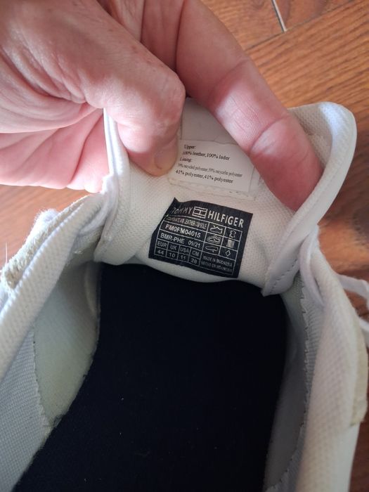 Tommy Hilfiger 44