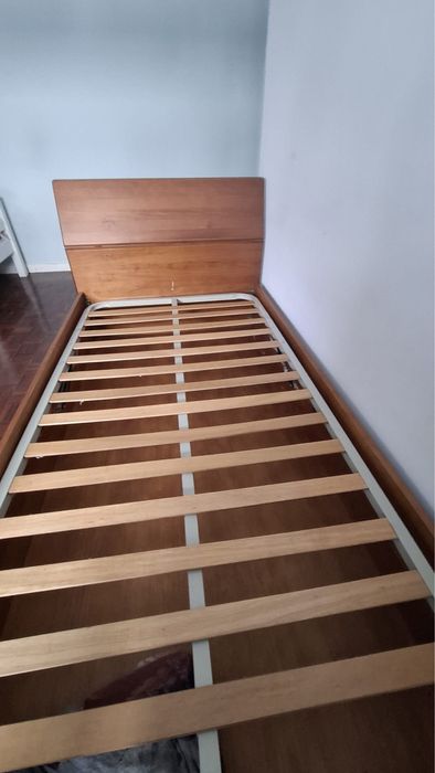 Cama de madeira com espaço de arrumação