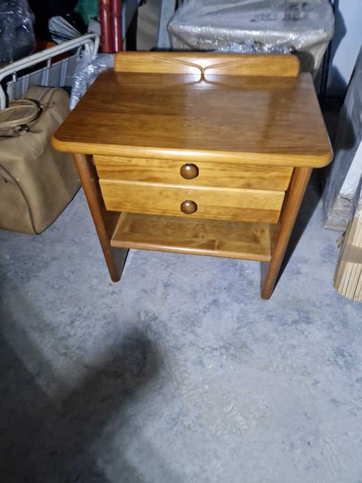 Mesas de cabeceira em cor de mel