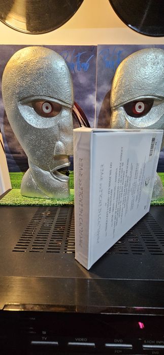 Pink Floyd-  The endless river- dvd 
DELUXE 2- DISC SET CD+ DVD inclu