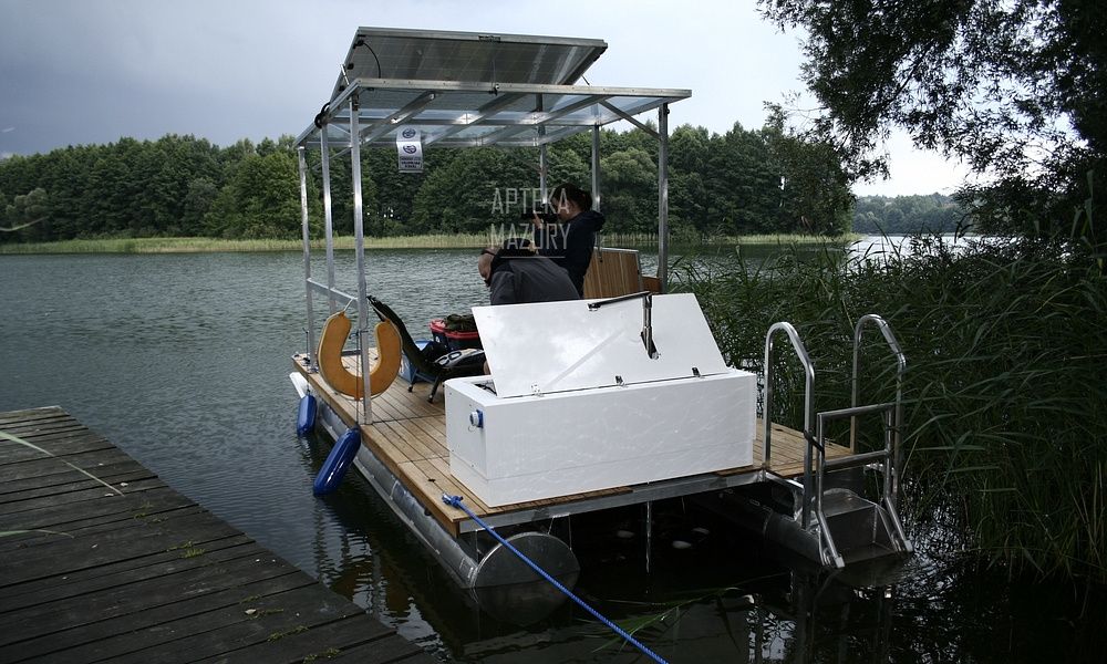 Łódz katamaran solarny houseboat łódka dom na wodzie