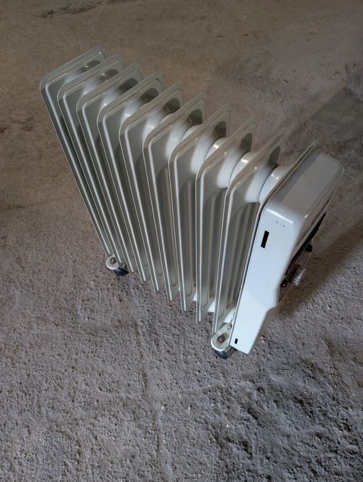 Radiador a Óleo Elétrico (9 Elementos) – Portátil com Rodas