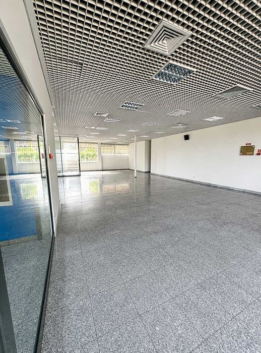 Prédio para Serviços e Comércio com 381 m² de Área - Excelente Localização em Carrazeda de Ansiães