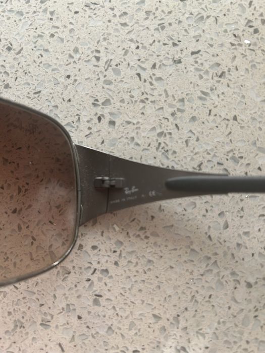 Vendo dois pares de óculos de sol Ray-Ban usados