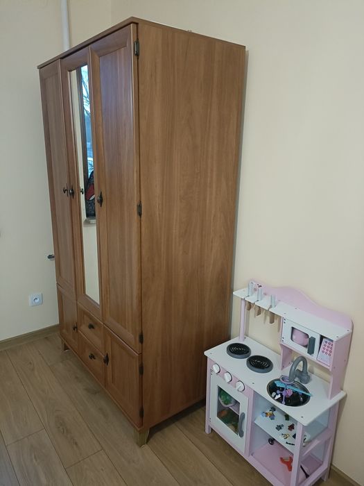 Szafa trzydrzwiowa z lustrem