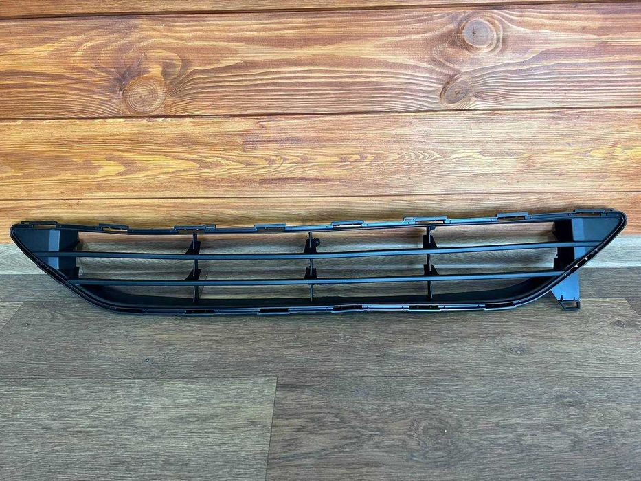 Центральная решотка нижняя решетка nissan rogue 2017+