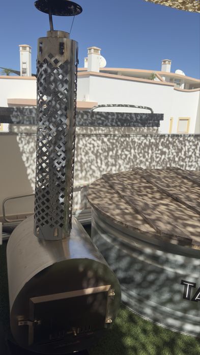 Vendo conjunto para jacuzzi/banho nórdico exterior, ideal para jardim, terraço ou alojamento local.