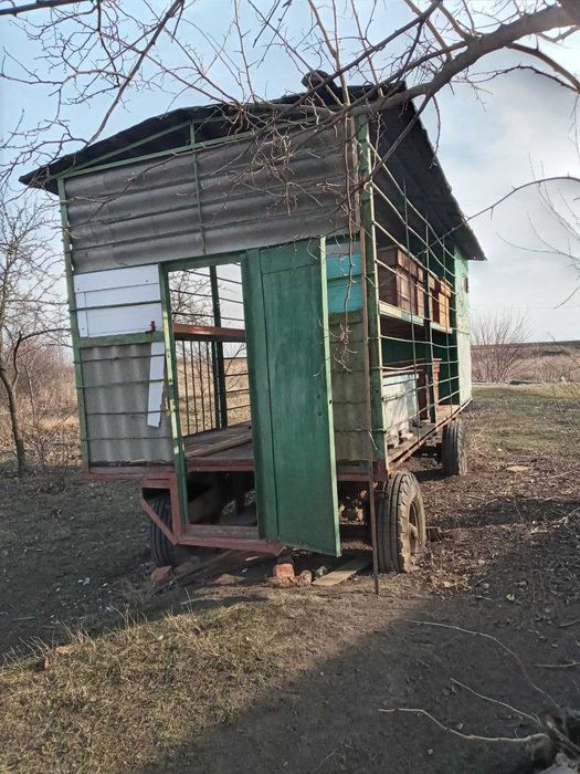 Продам прицеп для бджіл разом з 16 вуликами.