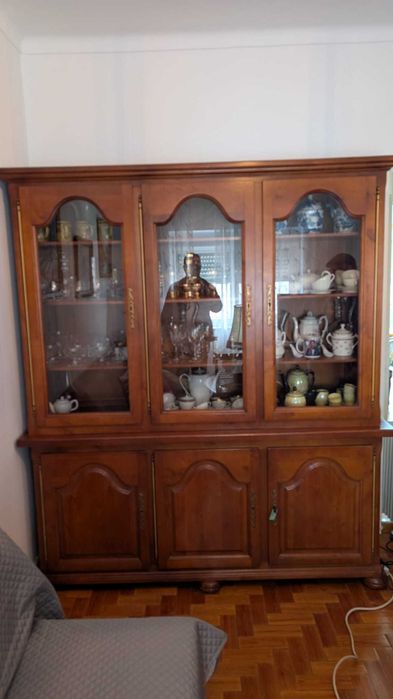 Móvel cristaleira em madeira maciça e em bom estado