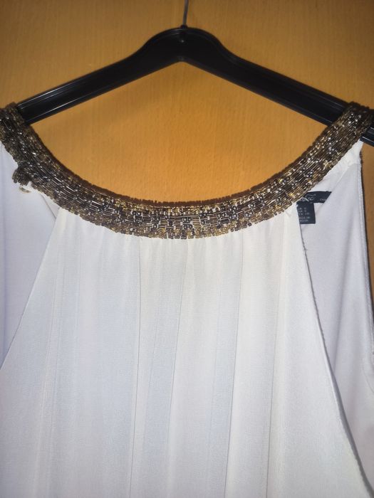 Vestido midi com apliques dourados
