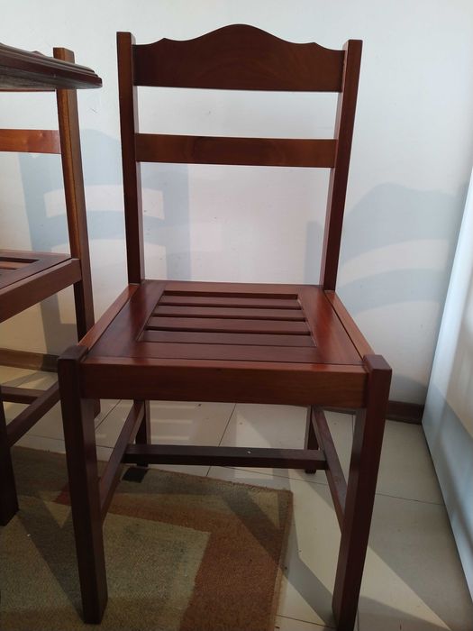 Mesa e cadeiras em mogno