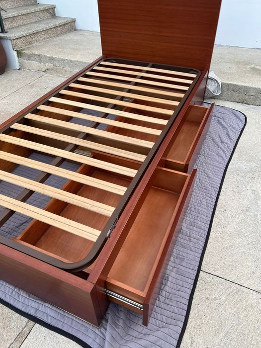 Cama pouco usada, em muito bom estado!