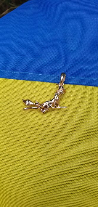 Золотой кулон ведьма на метле