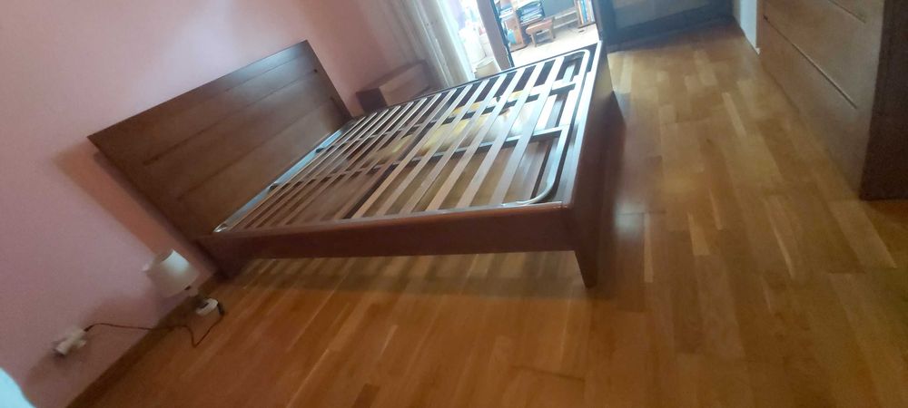 Cama de casal 140*190, mesa de cabeceira e Comoda