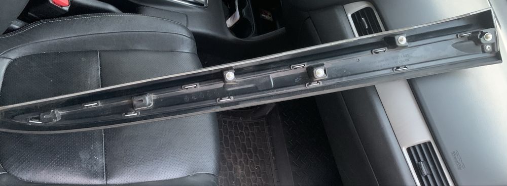 Накладка, молдинг передней левой двери Mitsubishi Outlender 3