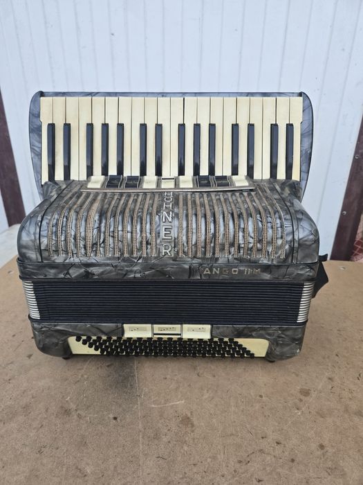 Akordeon Hohner Tango-80 basów z registrami.