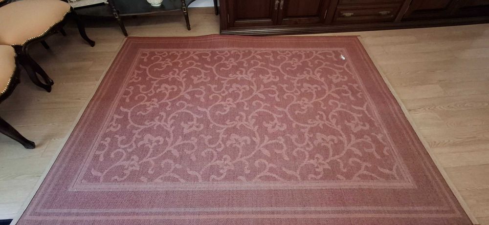 Carpete sala bordeaux com desenhos em relevo