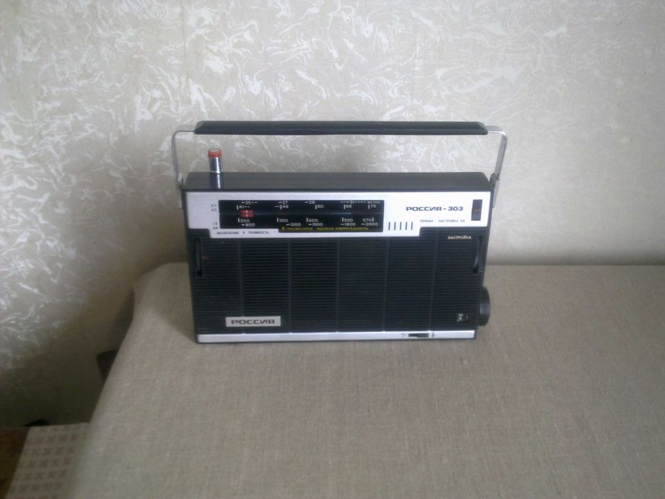 Портативный радиоприёмник "россия-303"