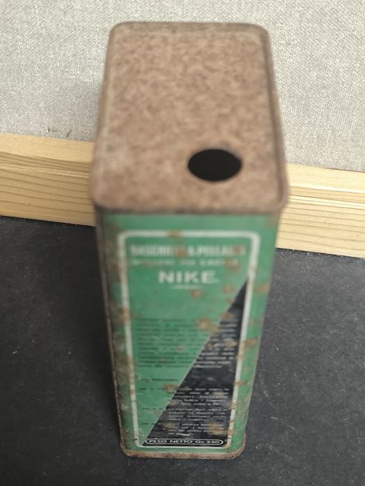 Lata Antiga Nike Baschieri Pellagri
Lata antiga da marca Nike, da Basc