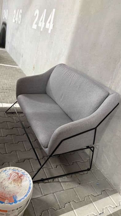 Sofa dwuosobowa Gasoina szara na czarnej podstawie