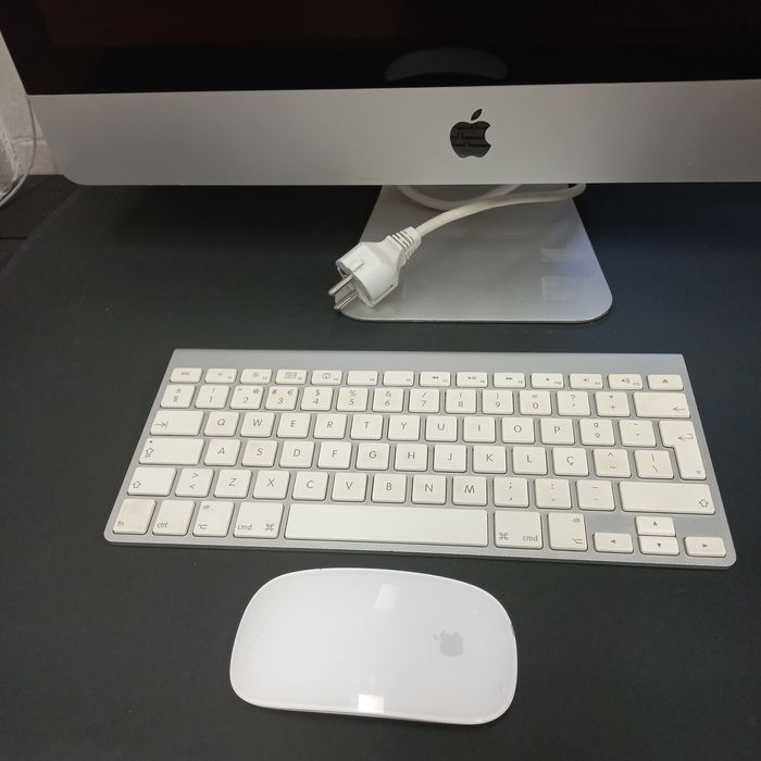 Computador APPLE e acessorios com teclado e rato