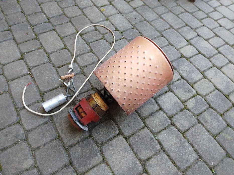 Silnik elektryczny starej wirówki Bauknecht z bębnem