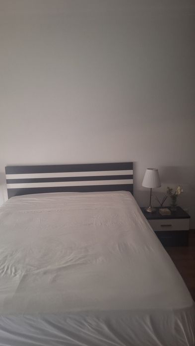Cama 150×190, estrado, colchão e 2 mesas de cabeceira
