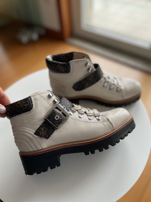 Botins perola Guess em pele