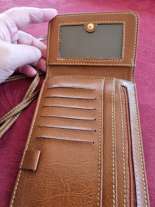 Carteira em pele, marcada.