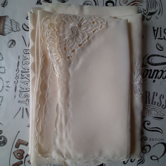 Продам скатерть на стол