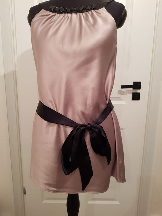 Bluzka wiązana w talii.