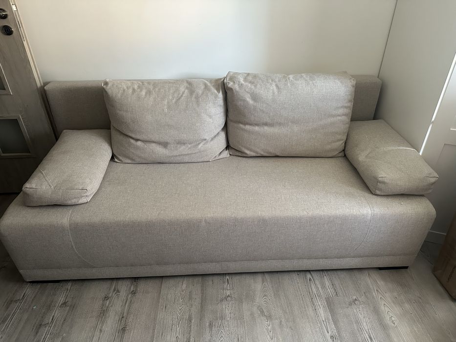 3-osobowa rozkładana sofa Ikea z pojemnikiem na pościel i poduszkami
