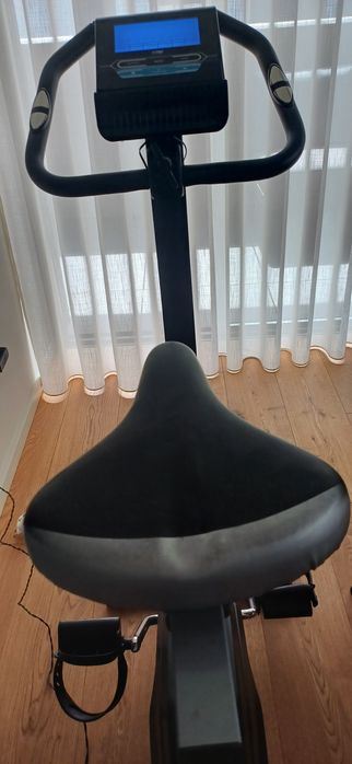 Bicicleta de Fitness em ótimo estado para desocupar. Perfeita para o treino diário em casa.
