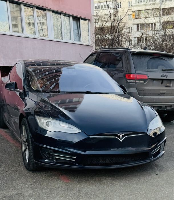 Tesla model s. Тесла модел с