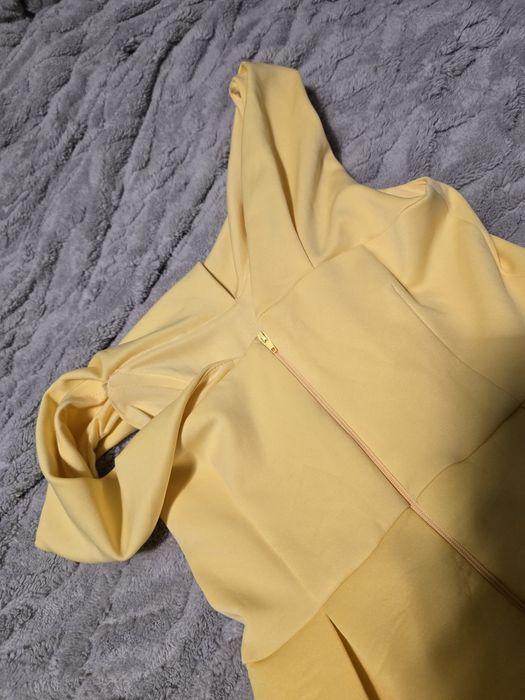 Żółta sukienka opuszczana na jedno ramię ASOS