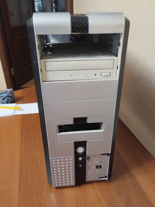 Системный блок ПК, клавиатура, оптическая мышка