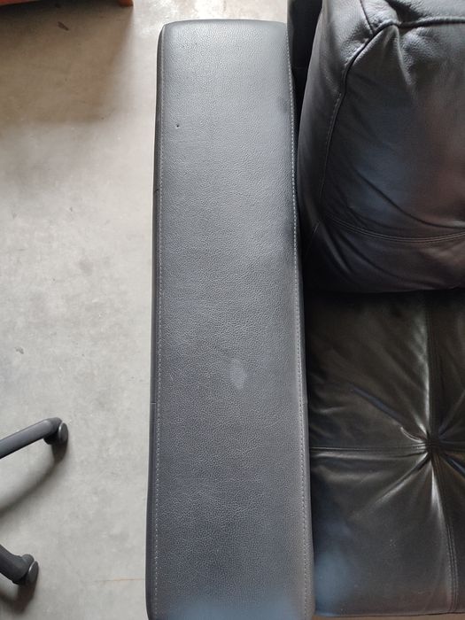 Sofá preto em pele