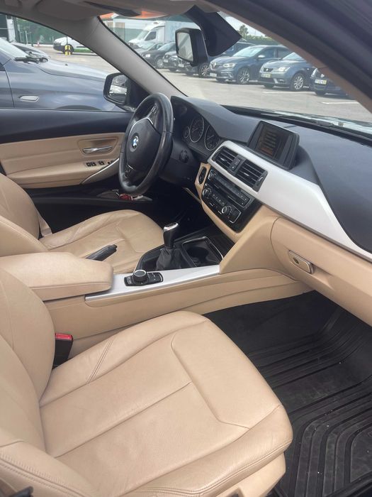 BMW 318d Touring F31 • Nacional • LED • Pele Bege • Teto Panorâmico e Elétrico