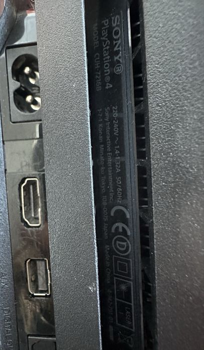 PlayStation 4 Pro 1TB + 2 pady